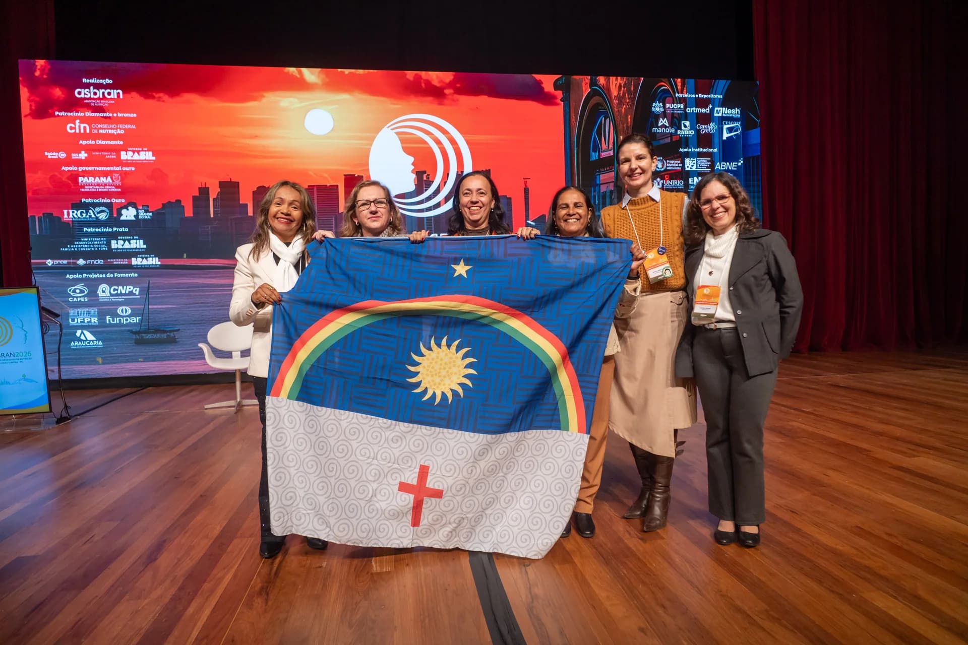 Participantes reunidos no palco com bandeira de Pernambuco — CONBRAN