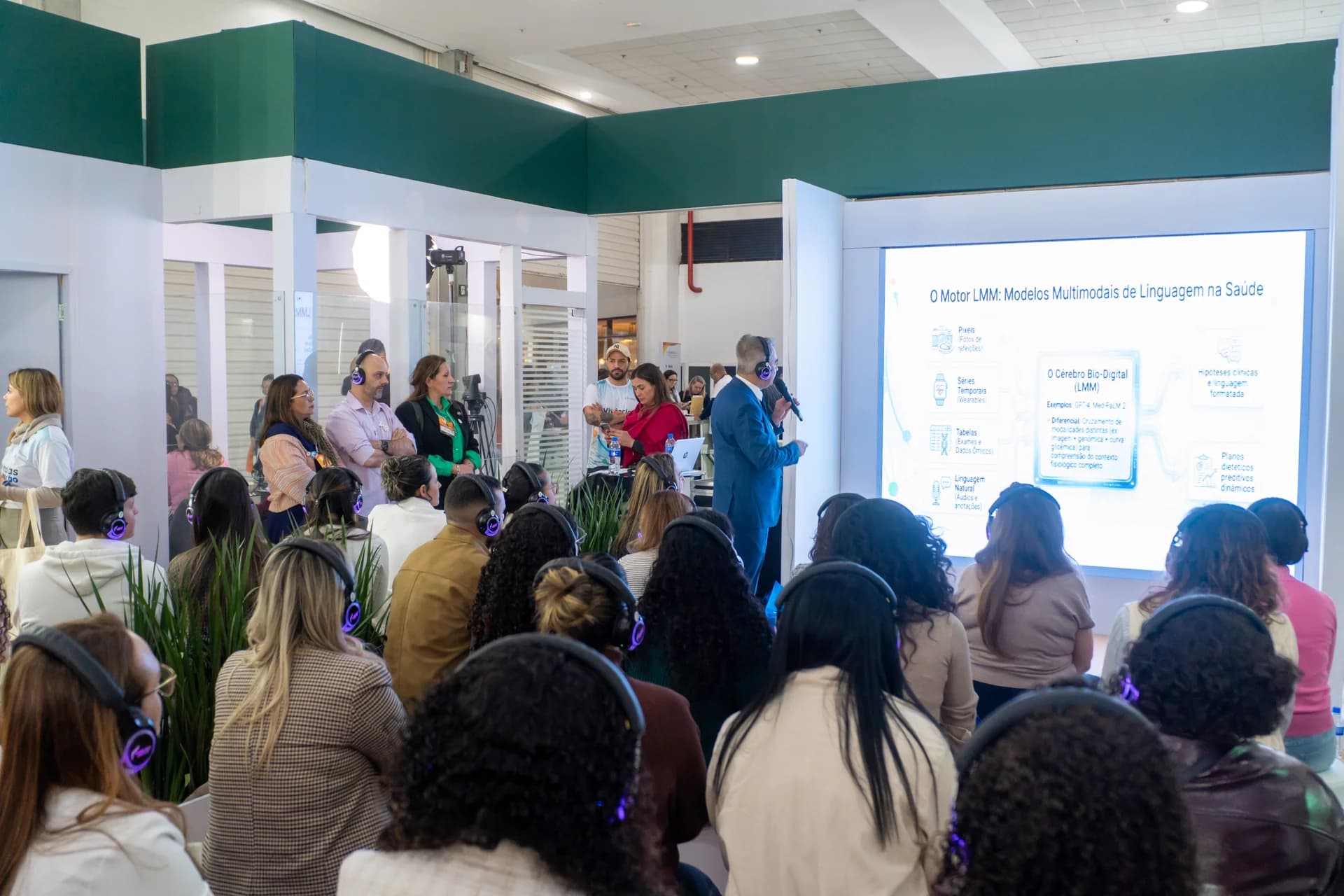 Atividade científica em estande da Nutri Expo — CONBRAN