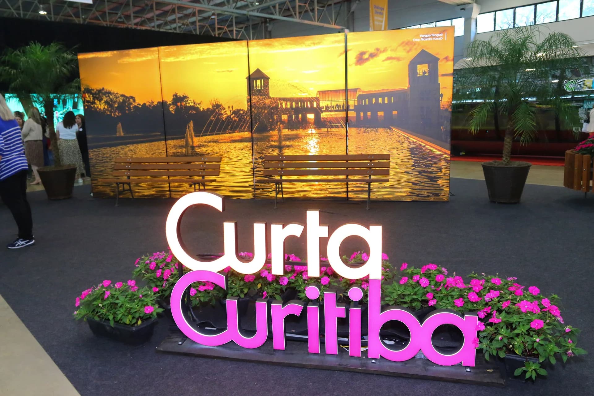Instalação Curta Curitiba na área de exposição — Expo Educação