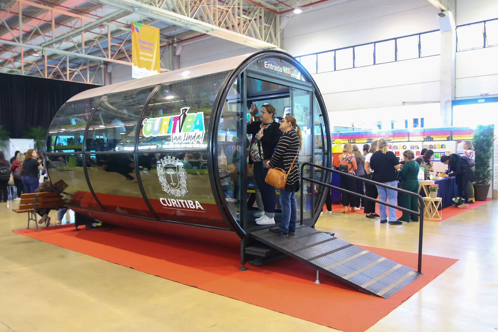 Estação-tubo na exposição sobre a cidade — Expo Educação