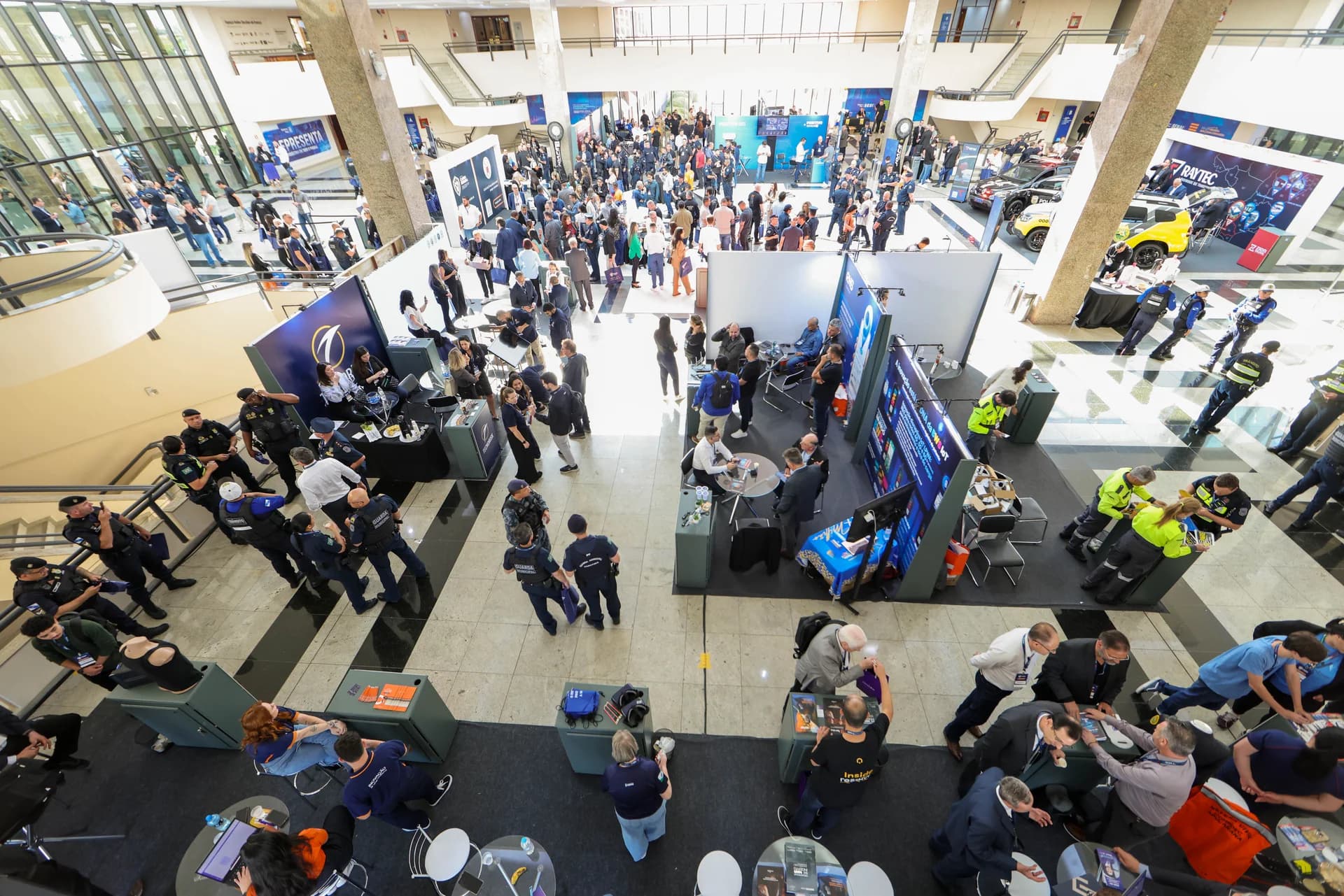 Vista da área de exposição e circulação do público — FEISEG