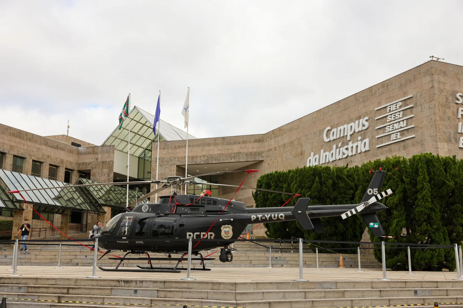 Helicóptero em exposição na entrada da FIEP — FEISEG