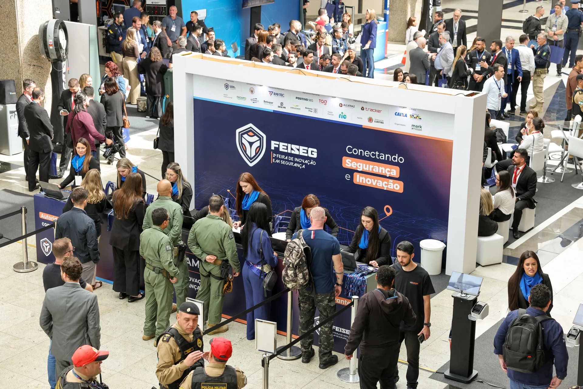 Autoridades e visitantes na abertura da feira — FEISEG