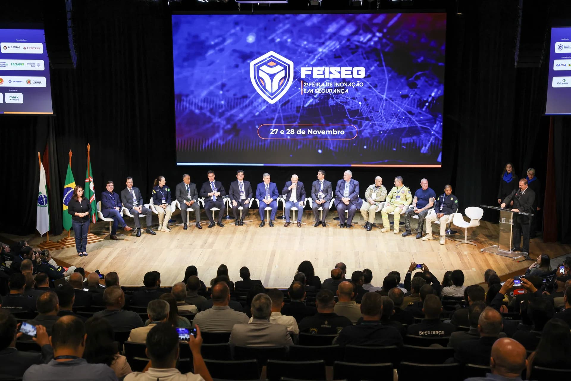 Cerimônia com autoridades no palco — FEISEG