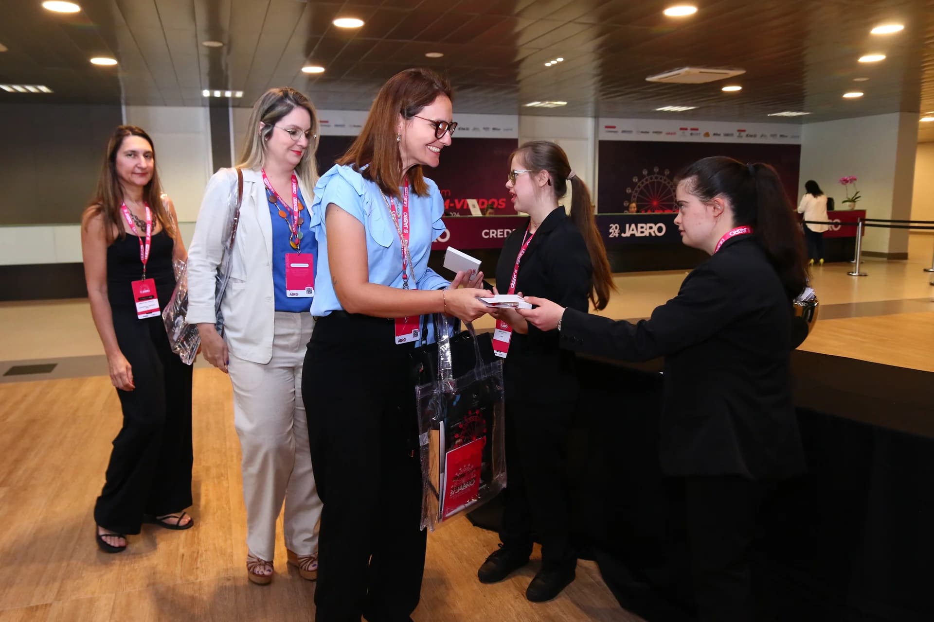 Entrega de credenciais e materiais aos congressistas — JABRO