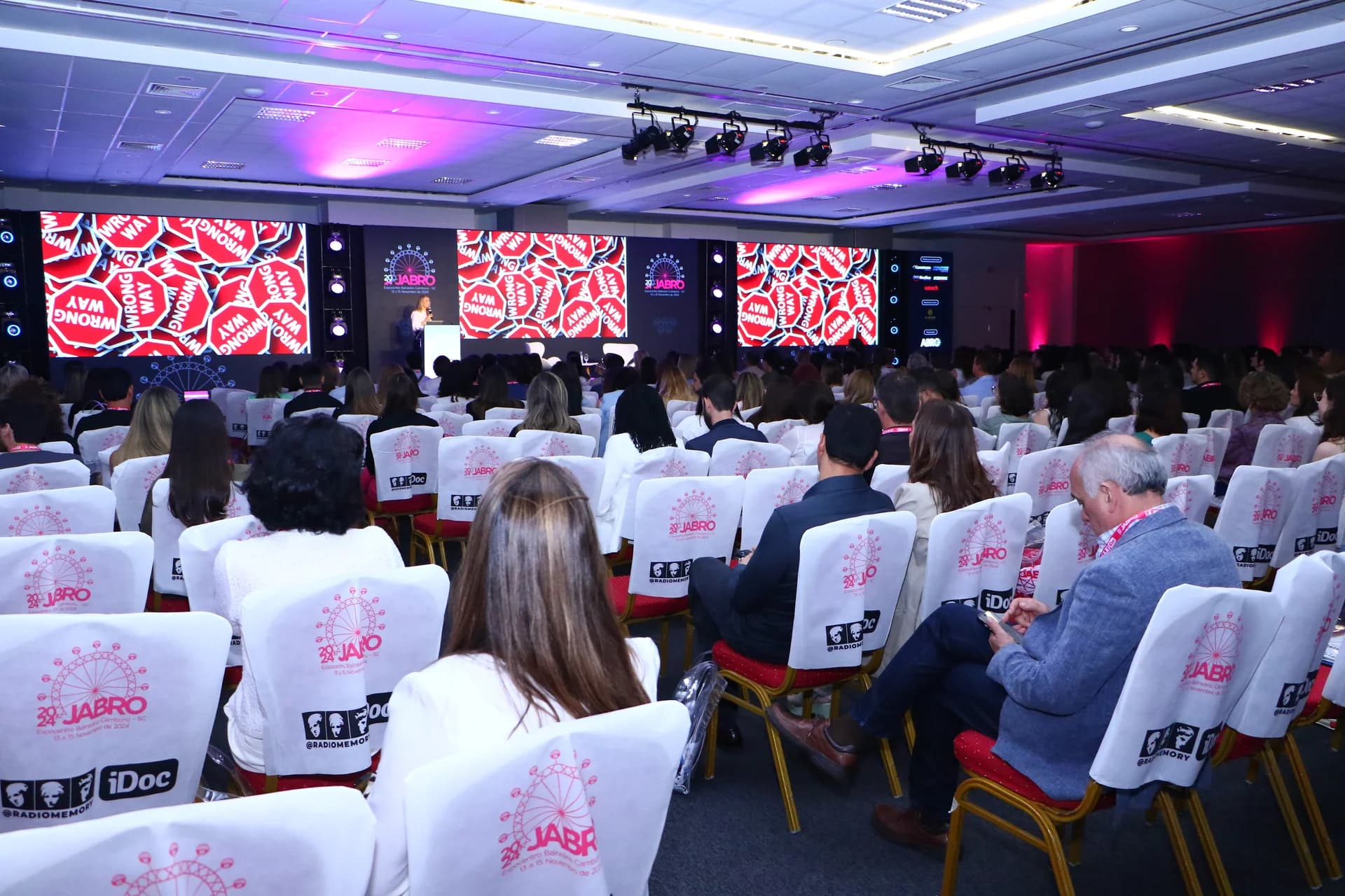 Participantes acompanhando a programação científica — JABRO