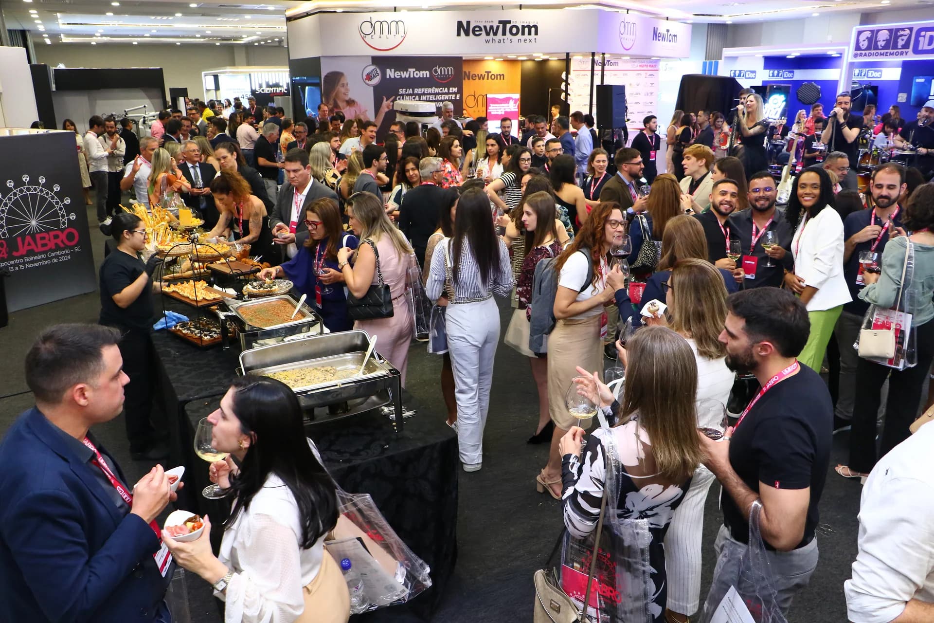 Feira de exposição com profissionais e marcas — JABRO