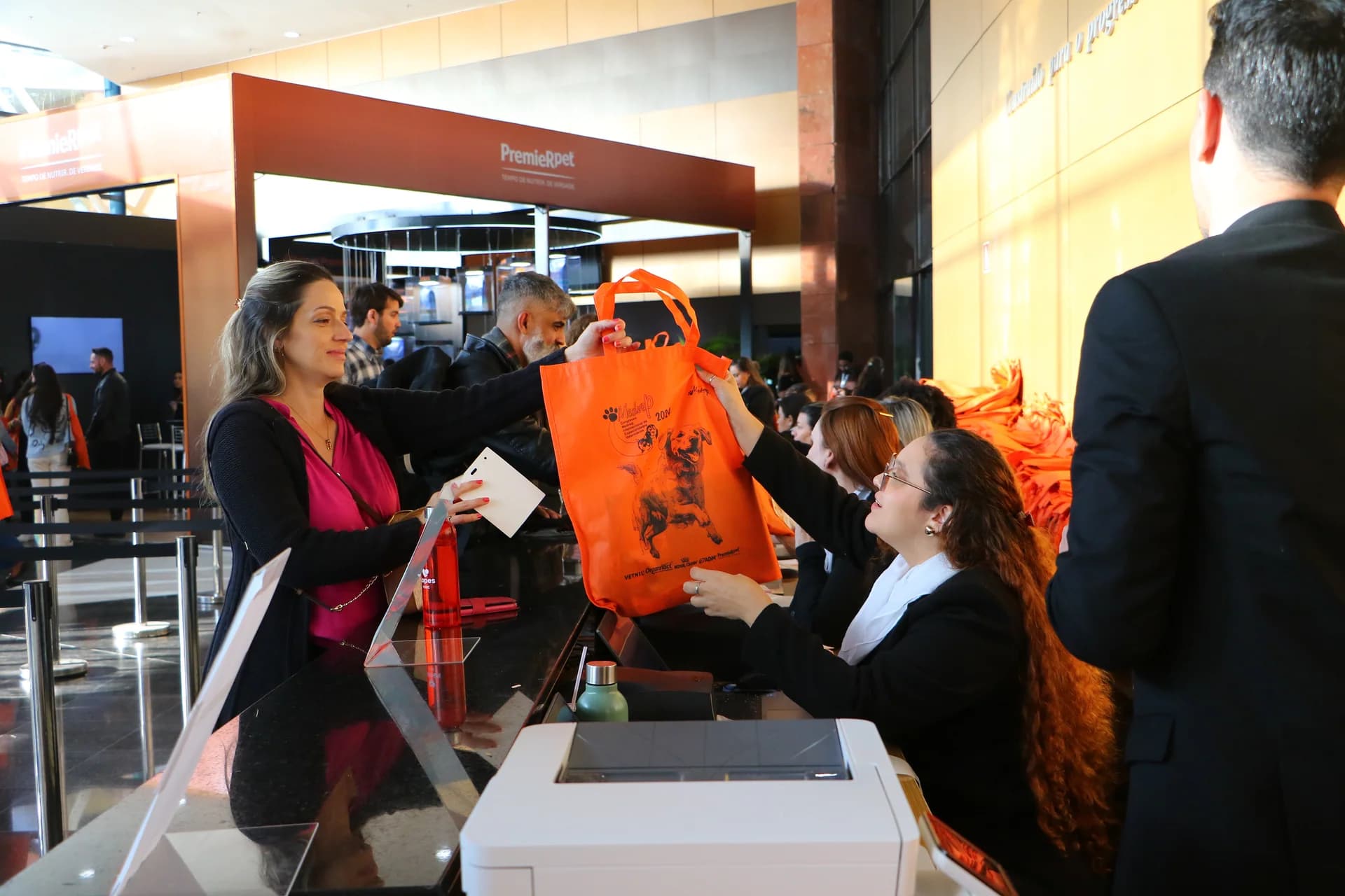 Entrega de materiais e recepção dos congressistas — MEDVEP