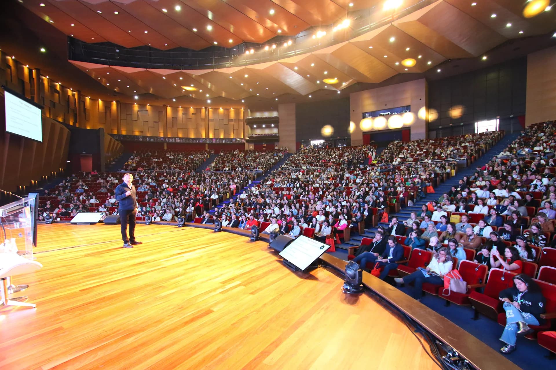 Palestrante e público no auditório principal — MEDVEP