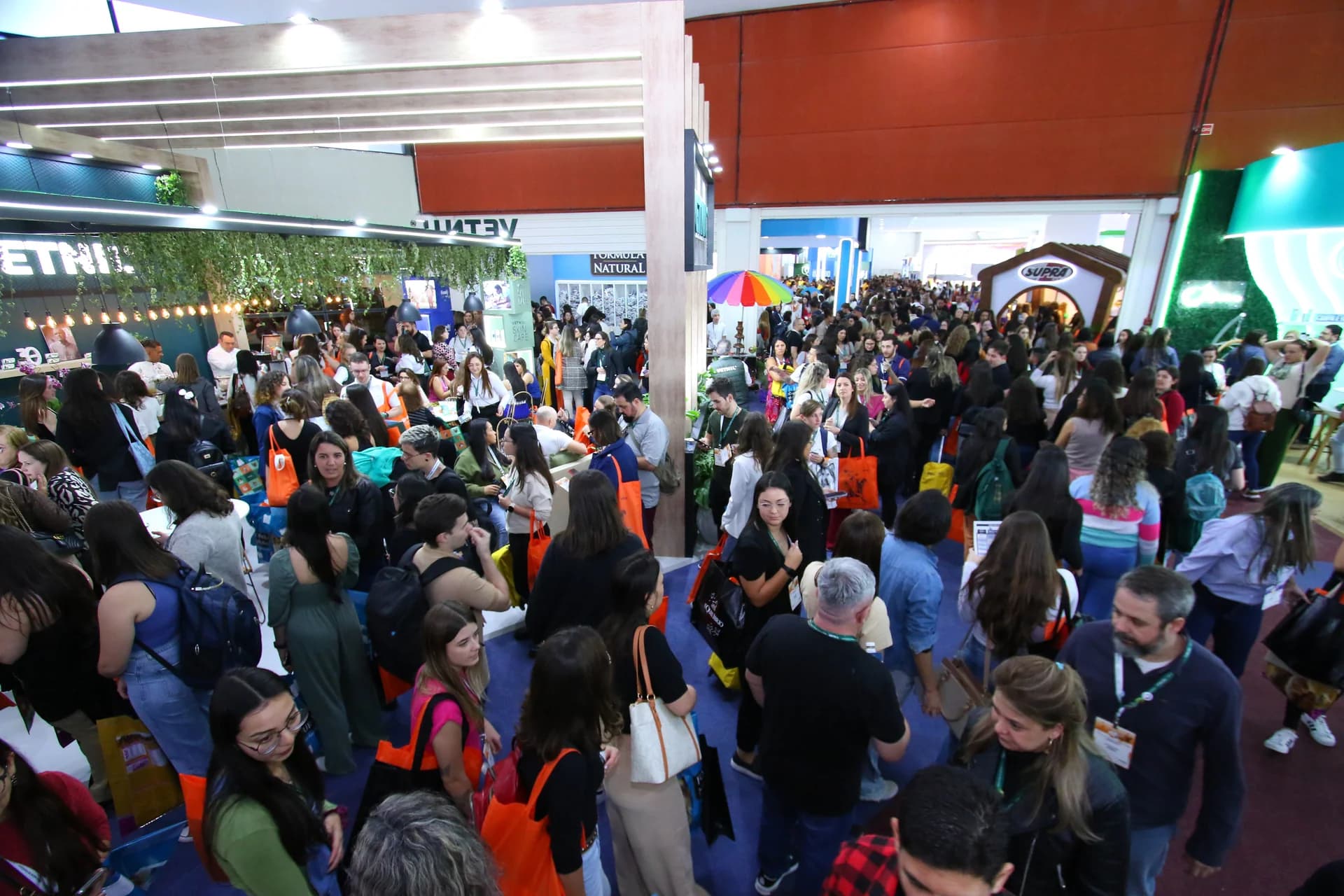 Visitantes na área de exposição — MEDVEP