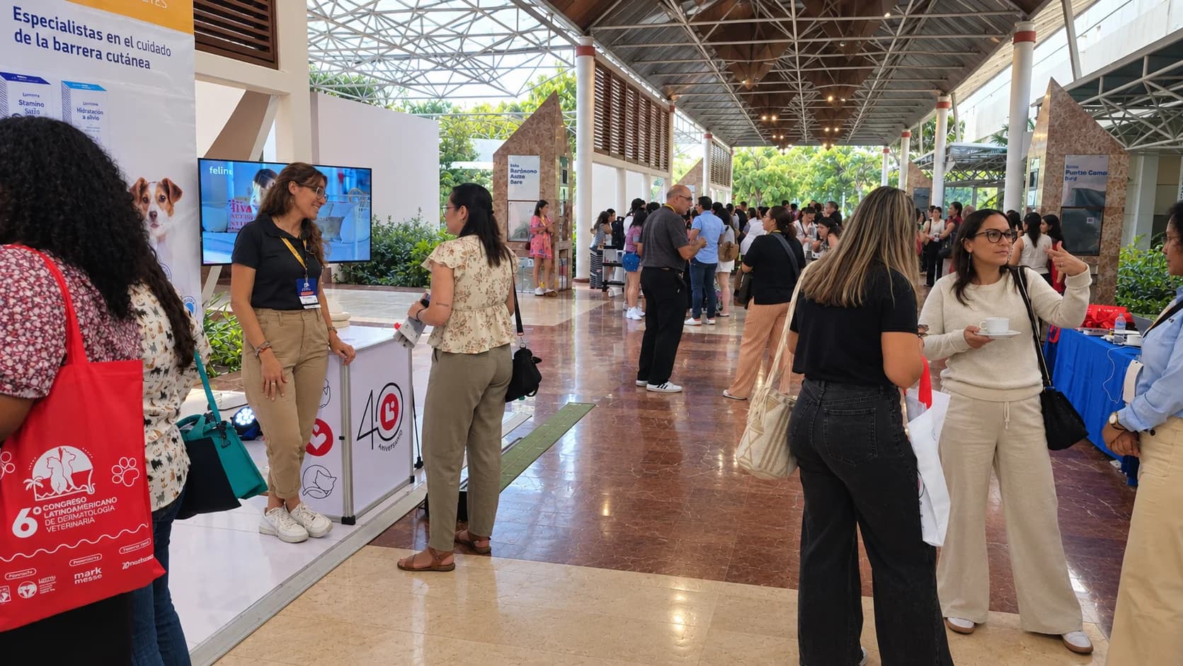 Expositores e participantes no corredor do congresso — SLDV