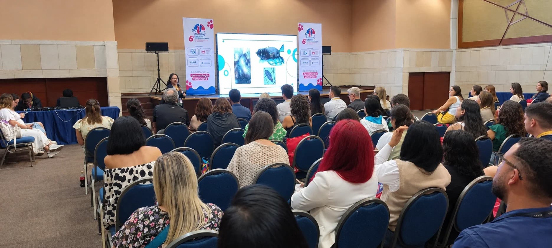 Profissionais acompanhando a programação científica — SLDV