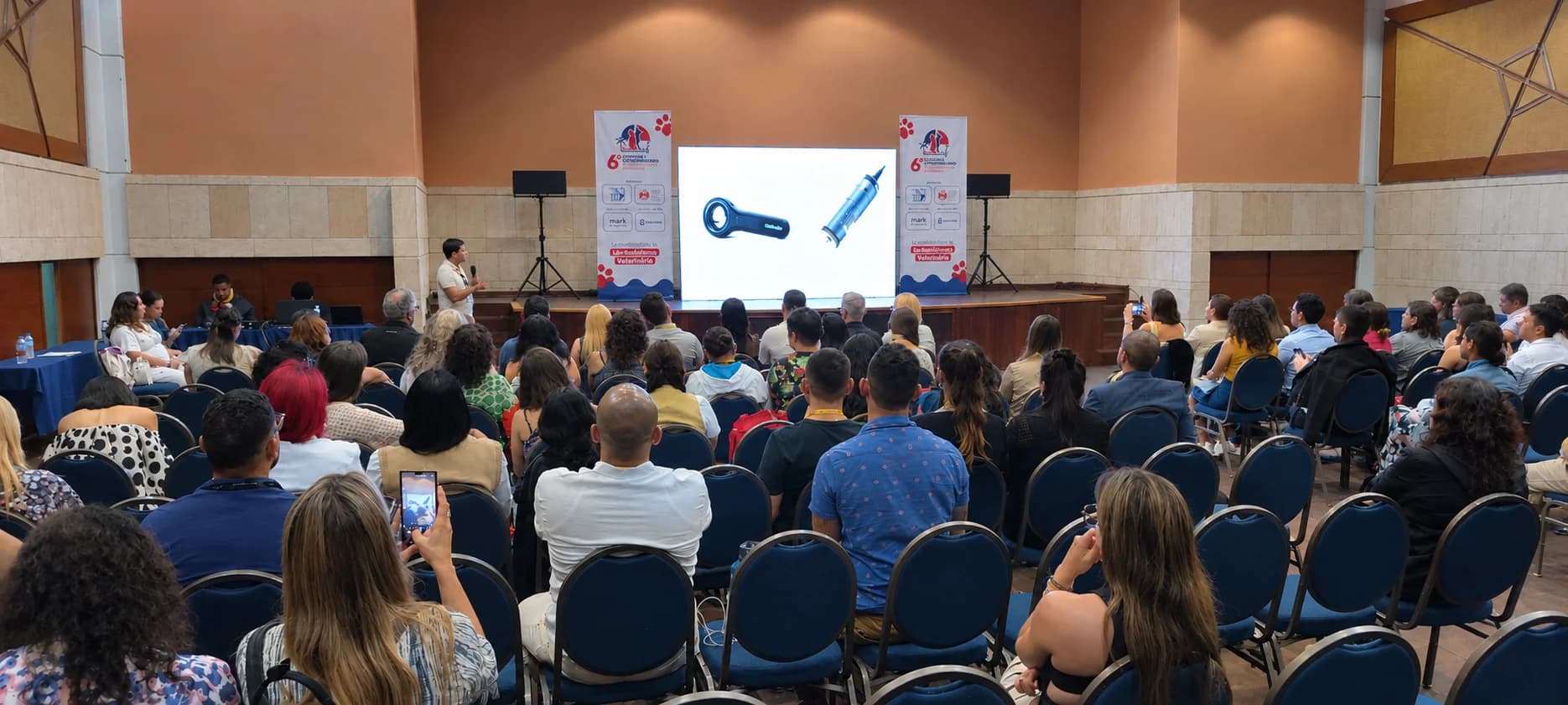 Palestrante e participantes em sessão de dermatologia — SLDV
