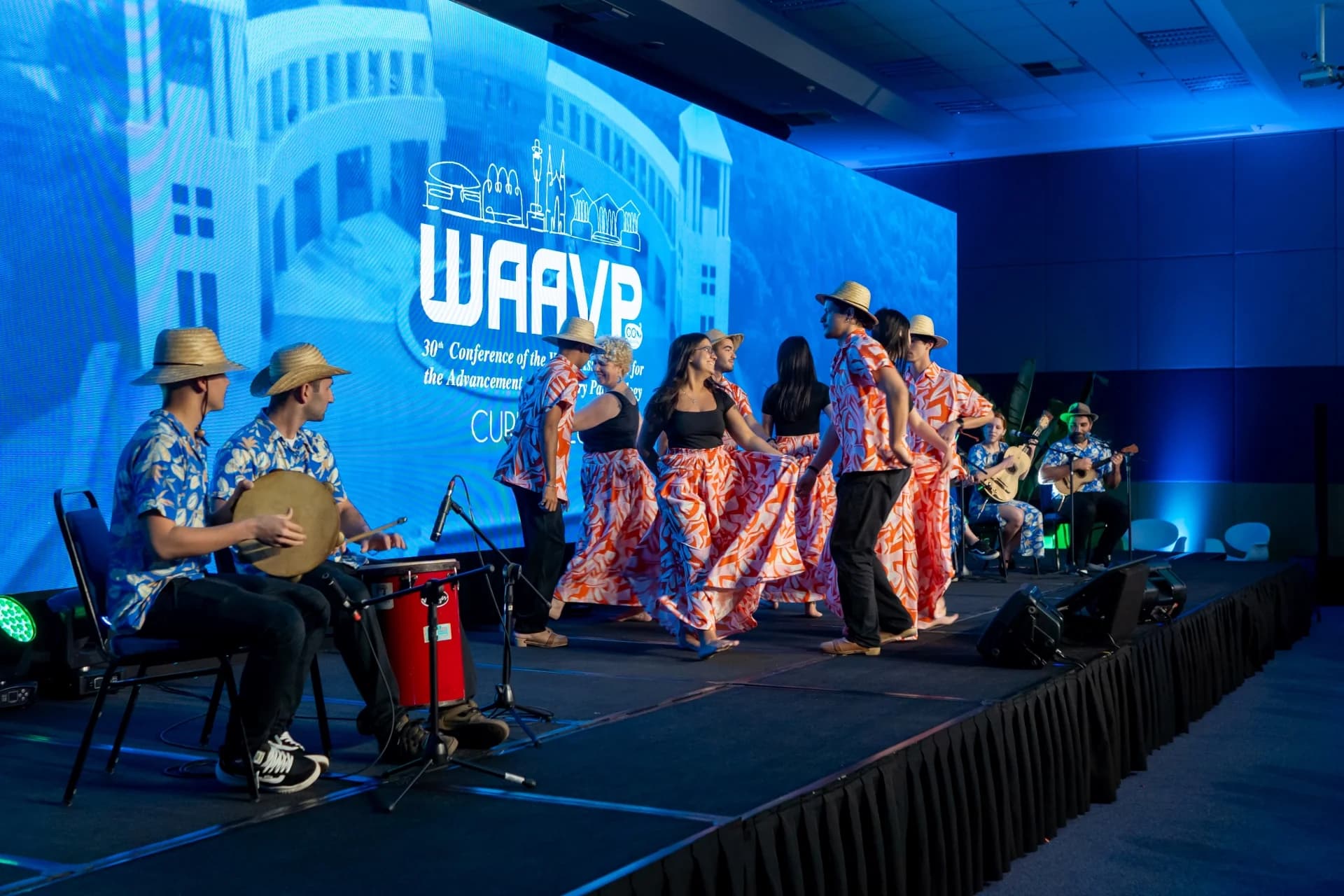 Apresentação cultural no palco — WAAVP