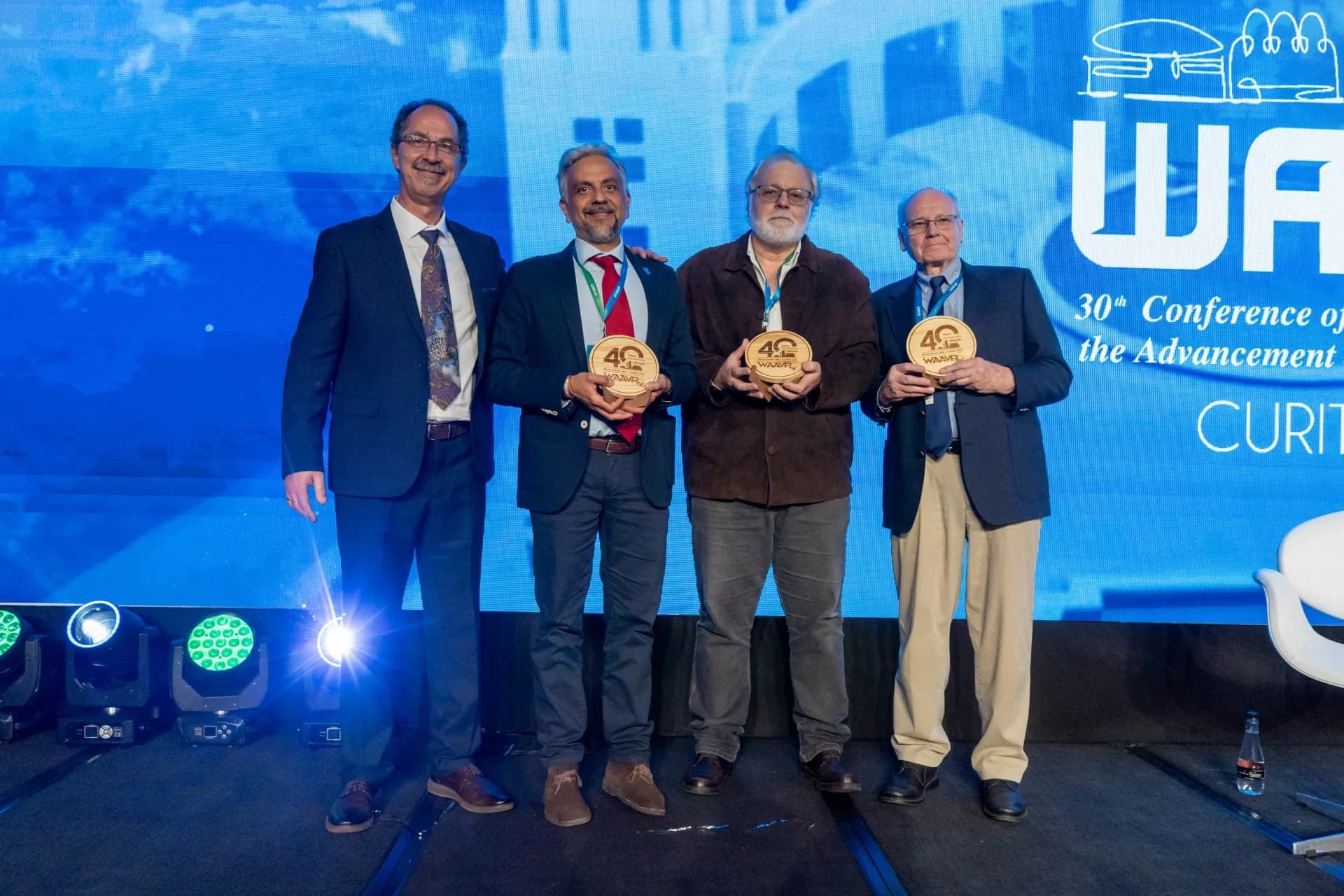 Representantes reunidos no palco da conferência — WAAVP