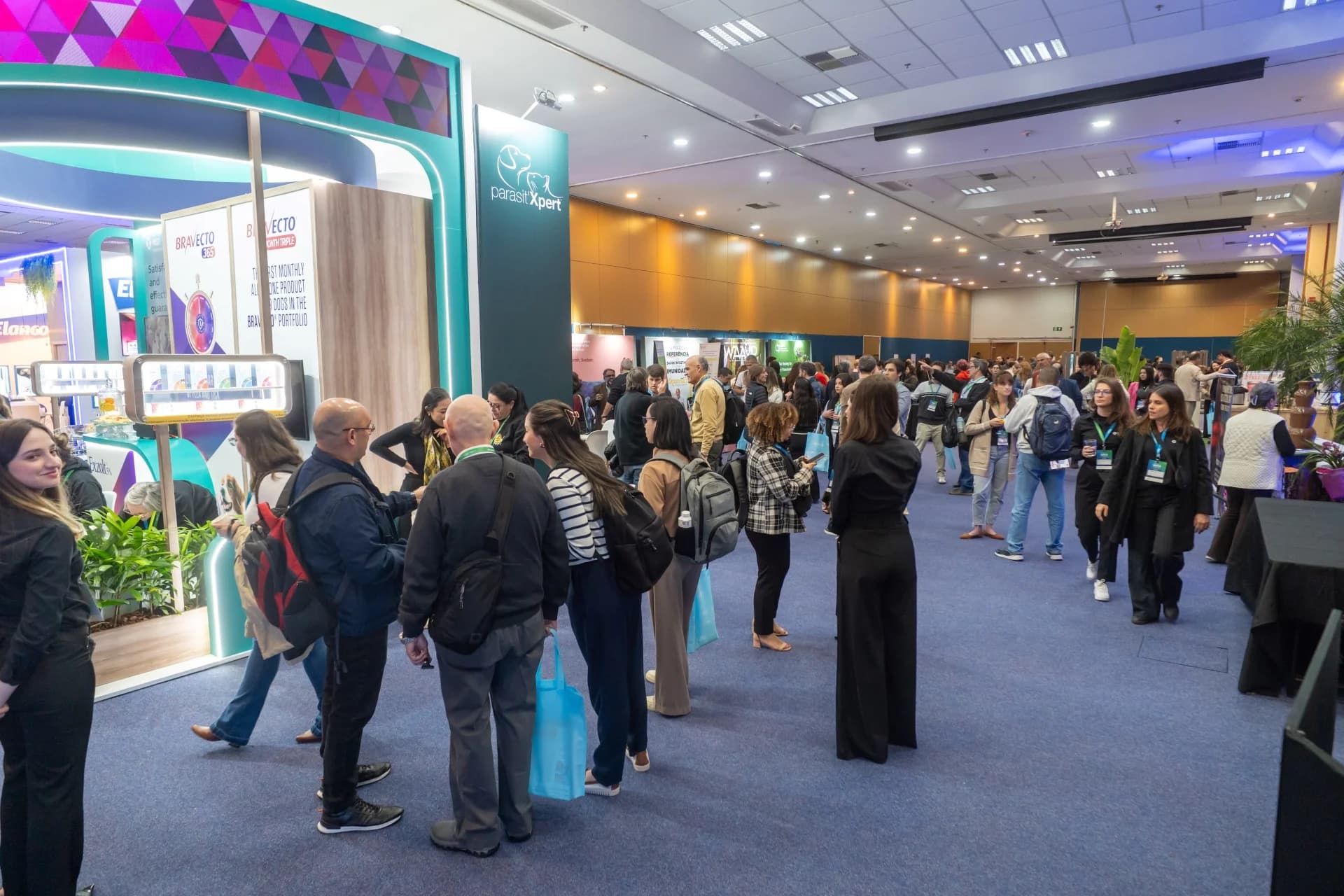 Expositores e participantes na feira científica — WAAVP