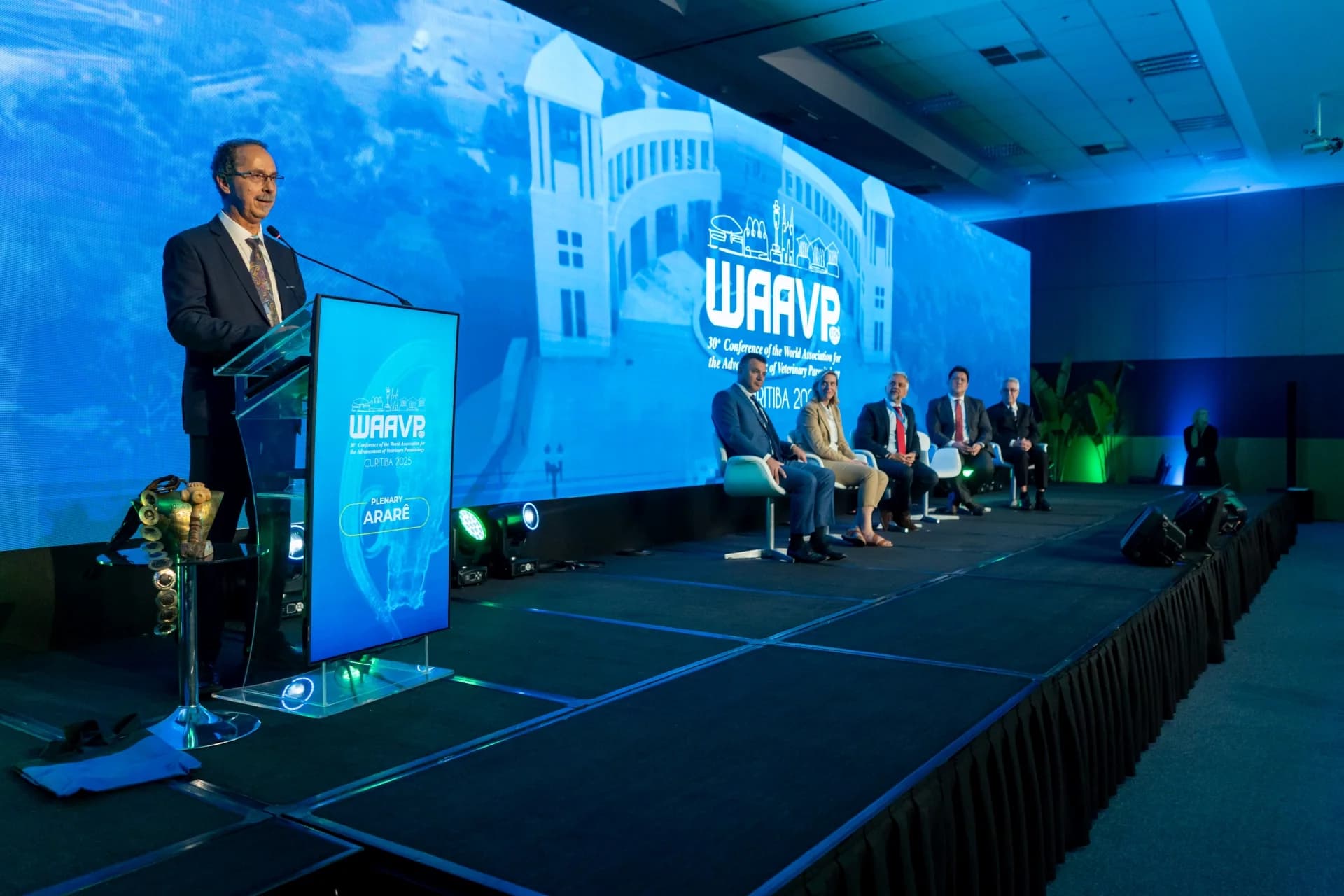 Palestrante no palco da conferência — WAAVP