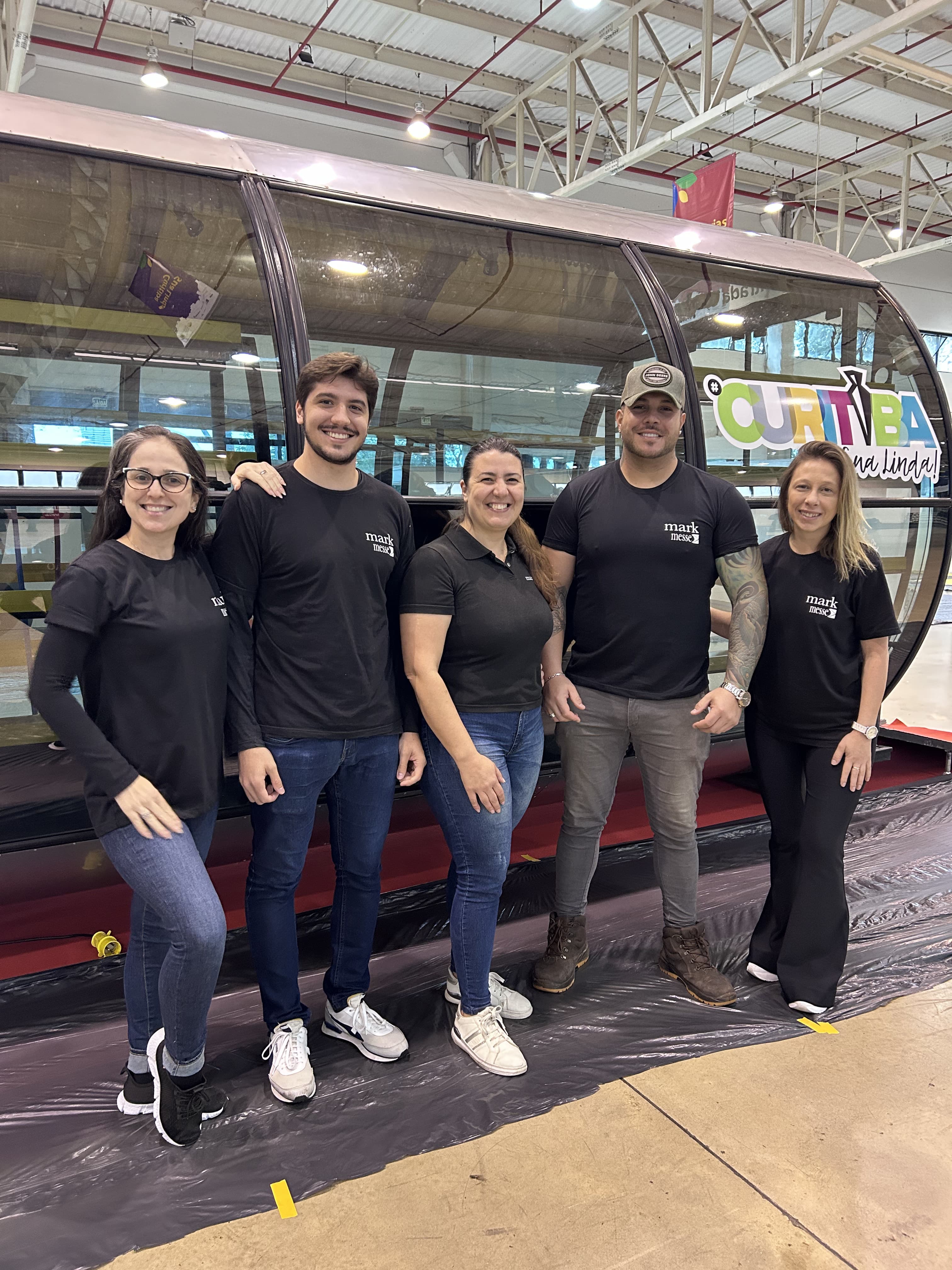 Equipe Mark Messe em frente ao espaço de Curitiba