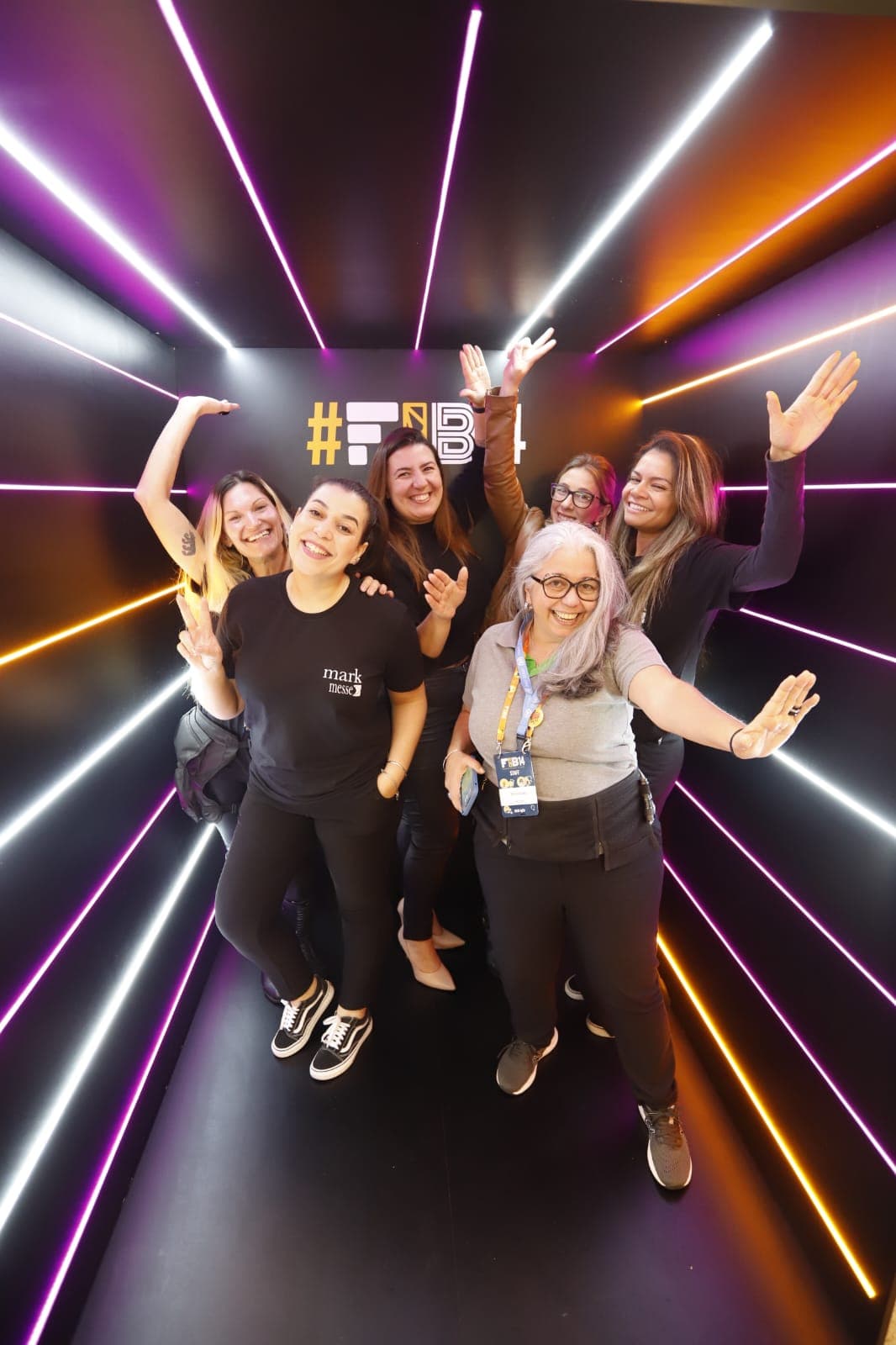 Equipe reunida no túnel de luzes do Fórum da Internet no Brasil