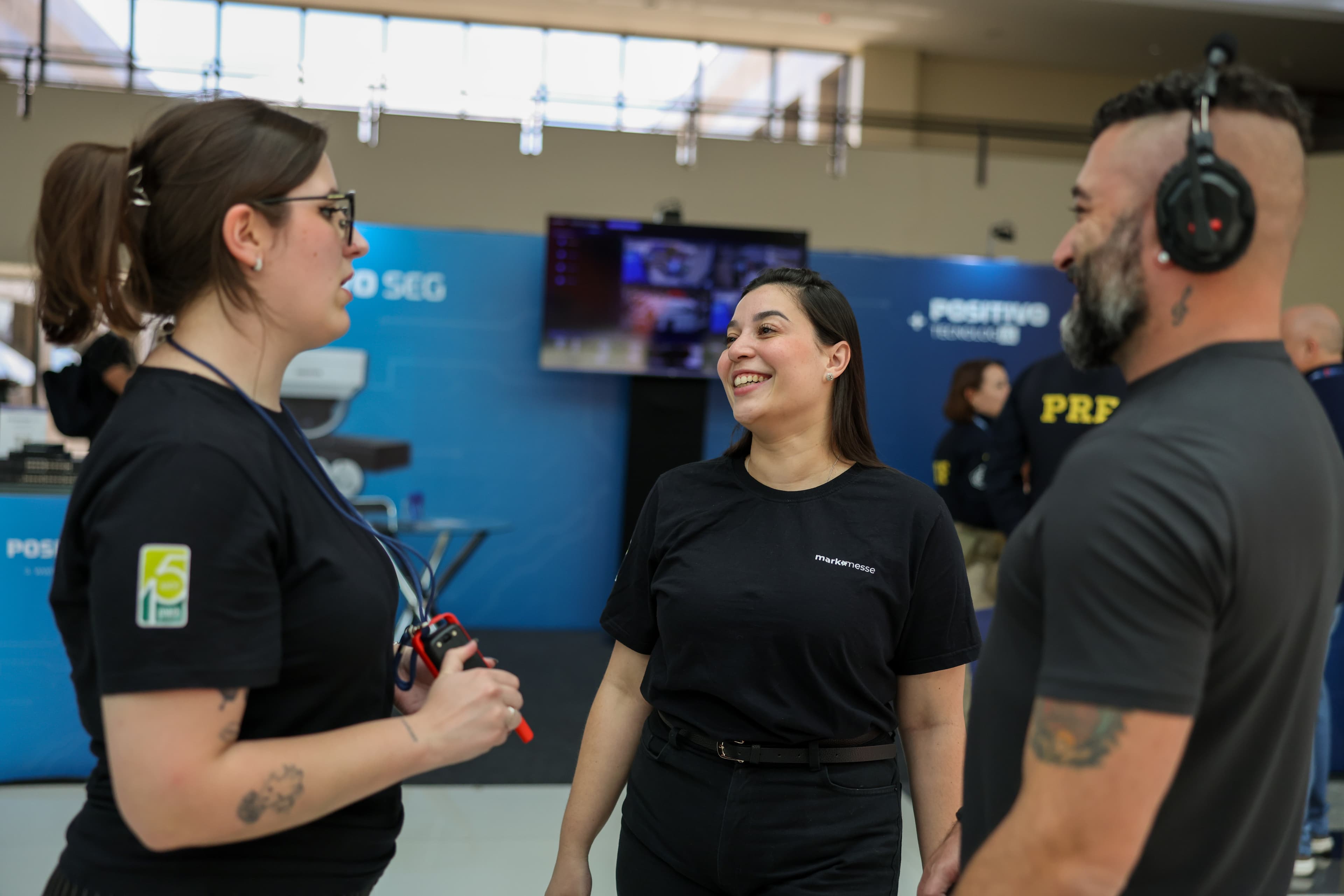Integrantes da Mark Messe alinhando a organização com um profissional da PRF