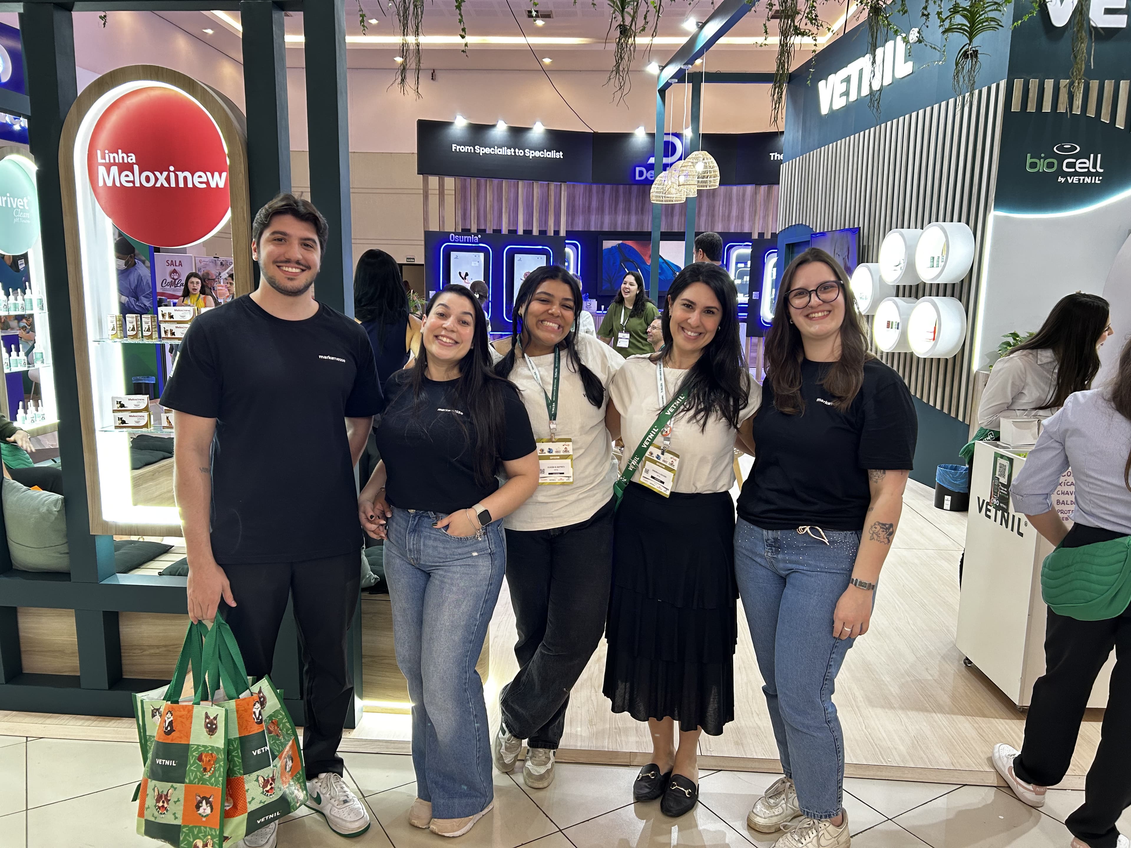 Equipe Mark Messe com participantes no estande da Vetnil