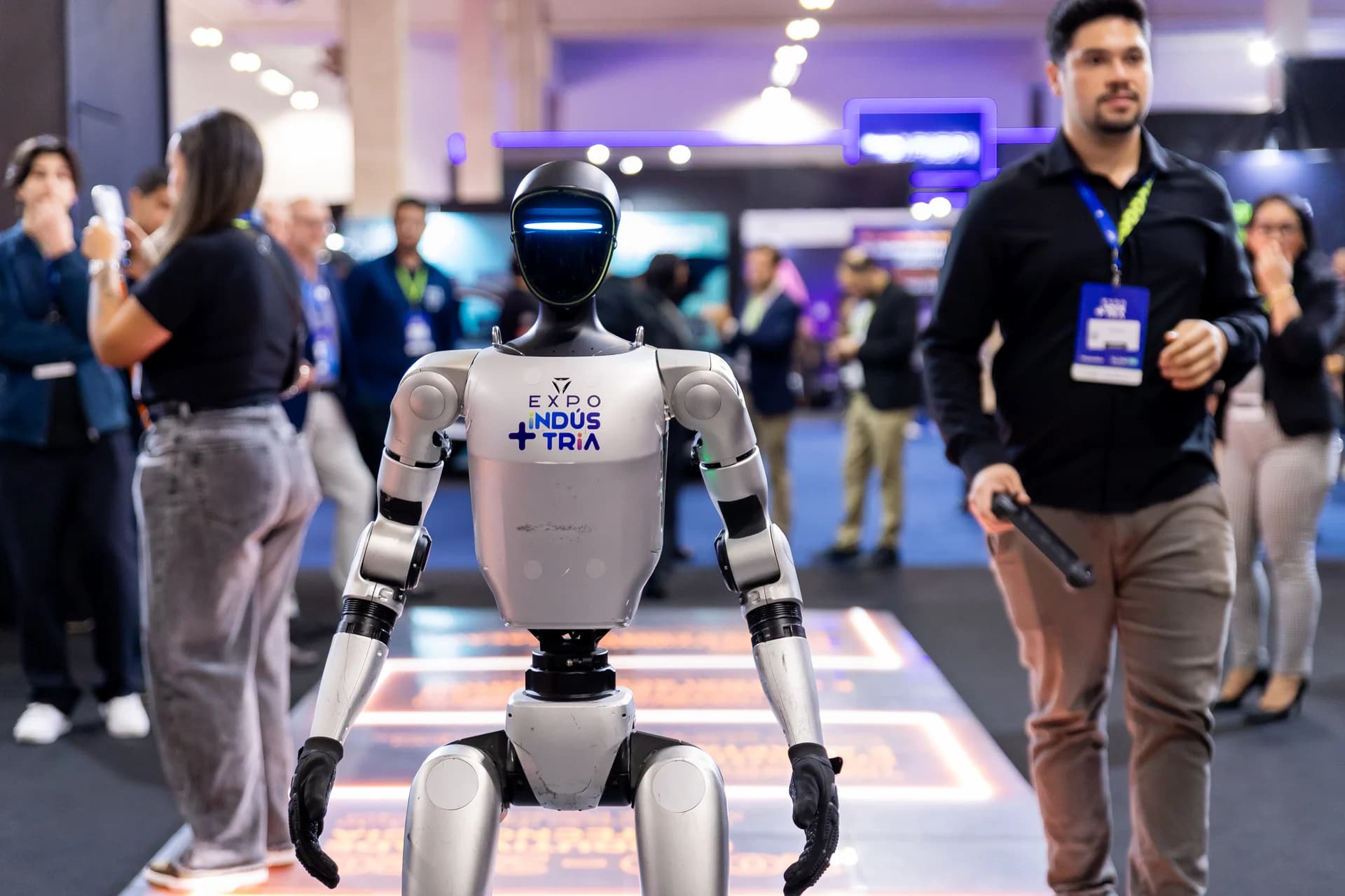 Demonstração de robótica nos estandes — Expo + Indústria