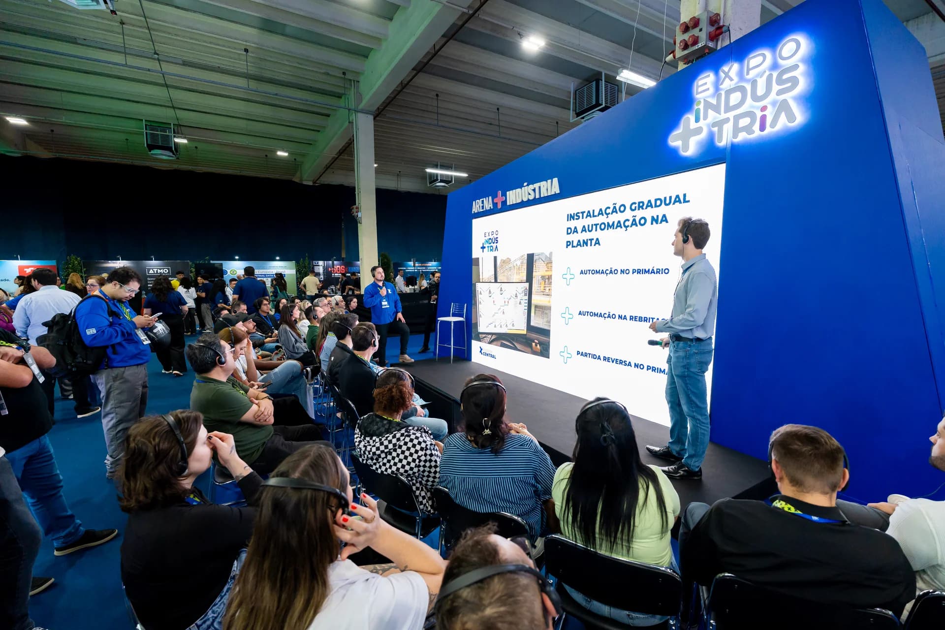 Palestra e apresentação de soluções industriais — Expo + Indústria