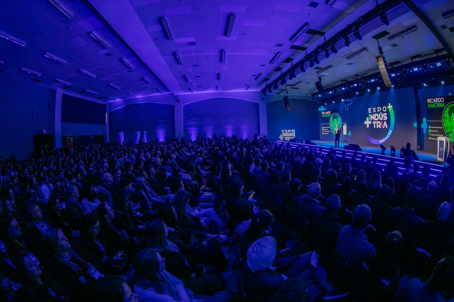 Público reunido no auditório — Expo + Indústria