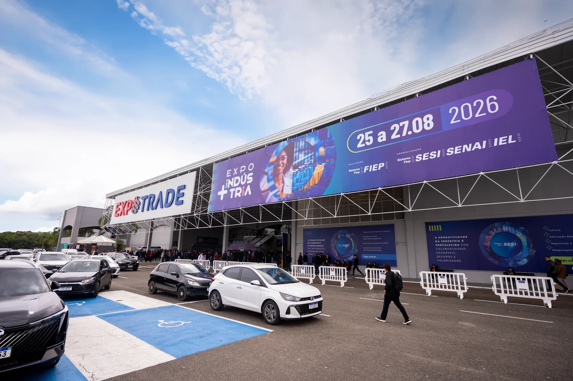 Fachada do Expotrade e entrada da feira — Expo + Indústria