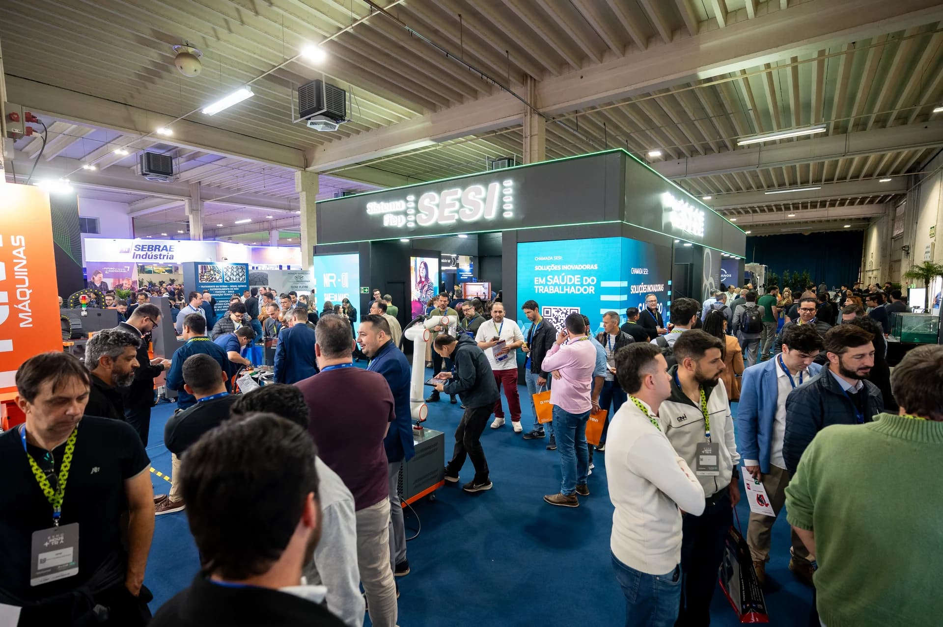 Visitantes na feira de negócios — Expo + Indústria
