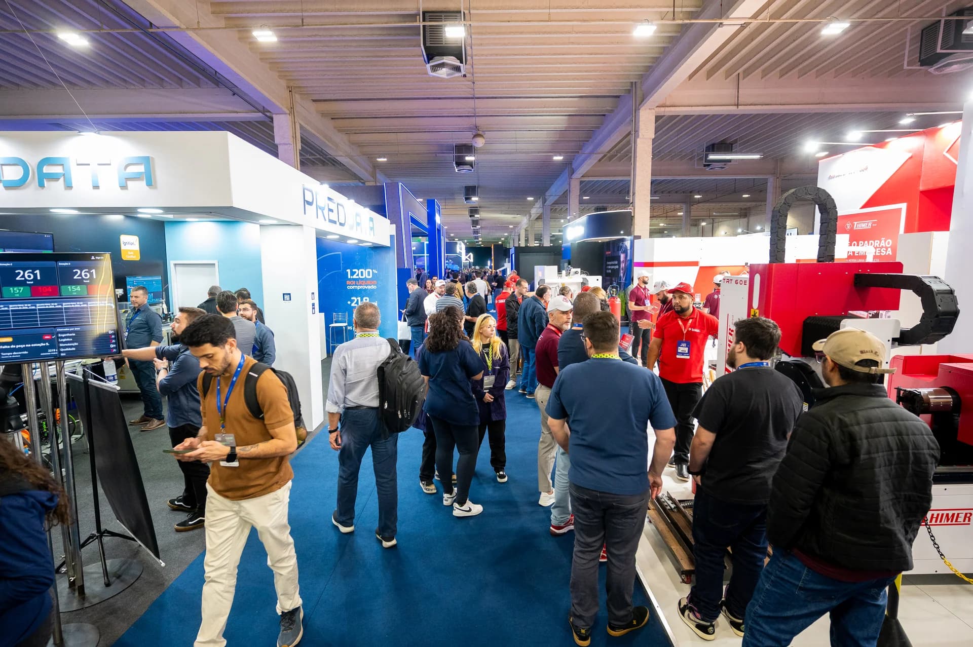 Circulação entre os estandes da indústria — Expo + Indústria