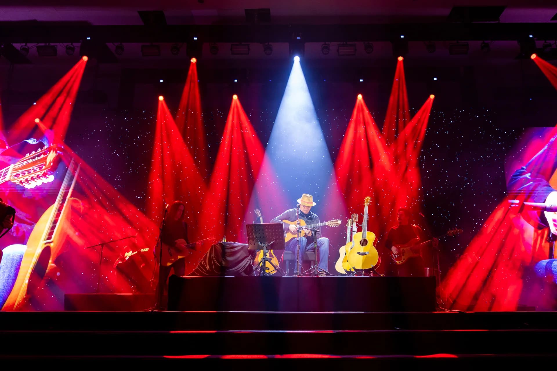 Iluminação cênica durante o show de encerramento — Expo + Indústria