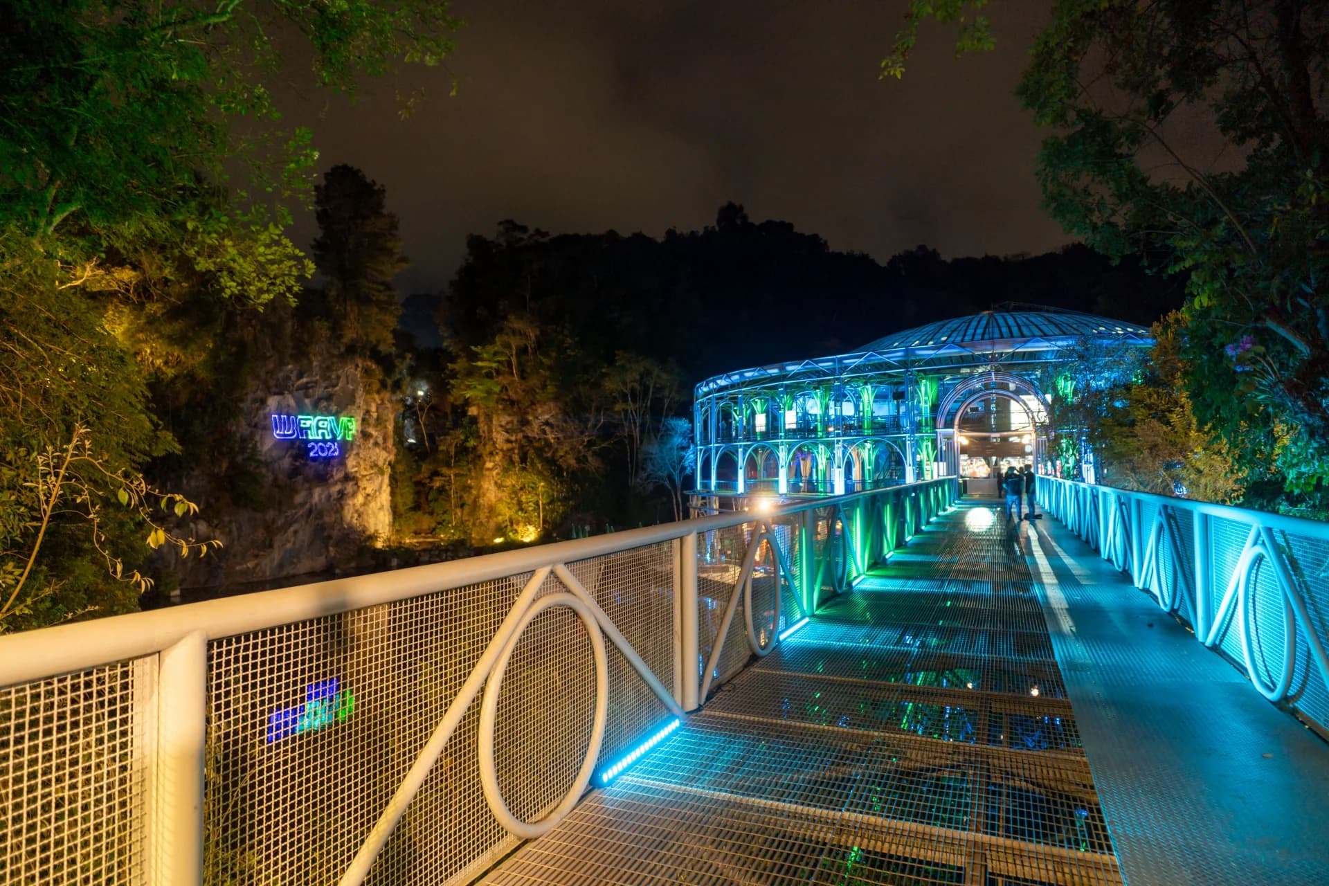 Passarela iluminada na chegada à Ópera de Arame — Ópera de Arame