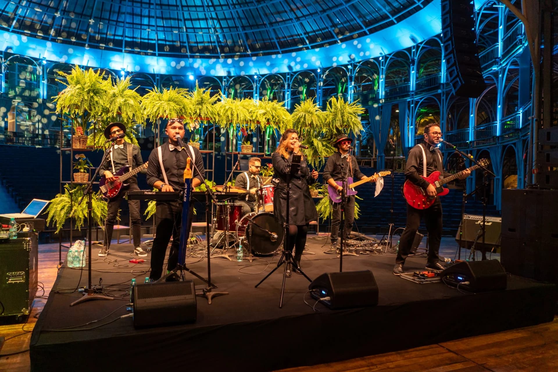Banda se apresentando ao vivo — Ópera de Arame