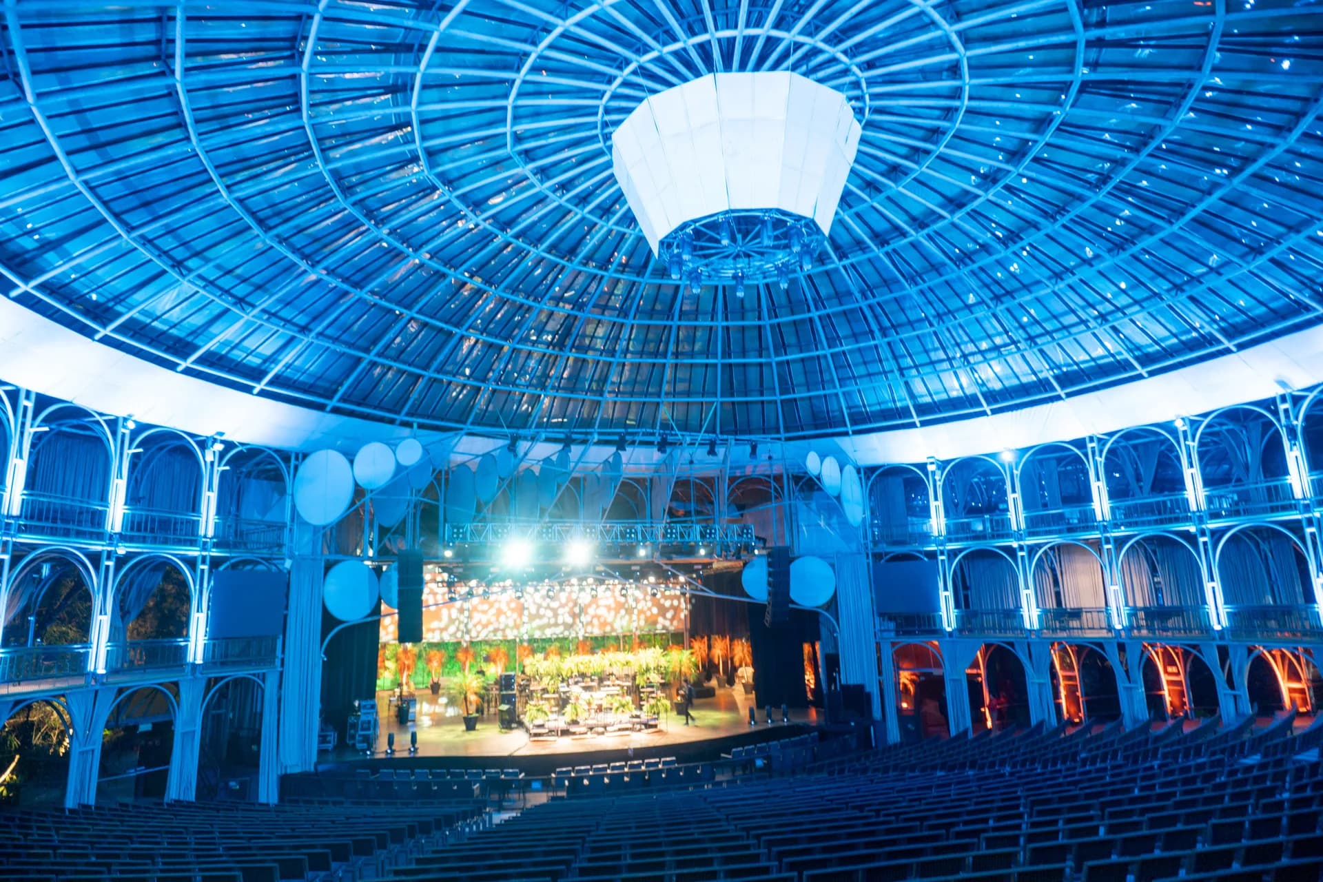Cúpula e ambientação iluminada do espaço — Ópera de Arame