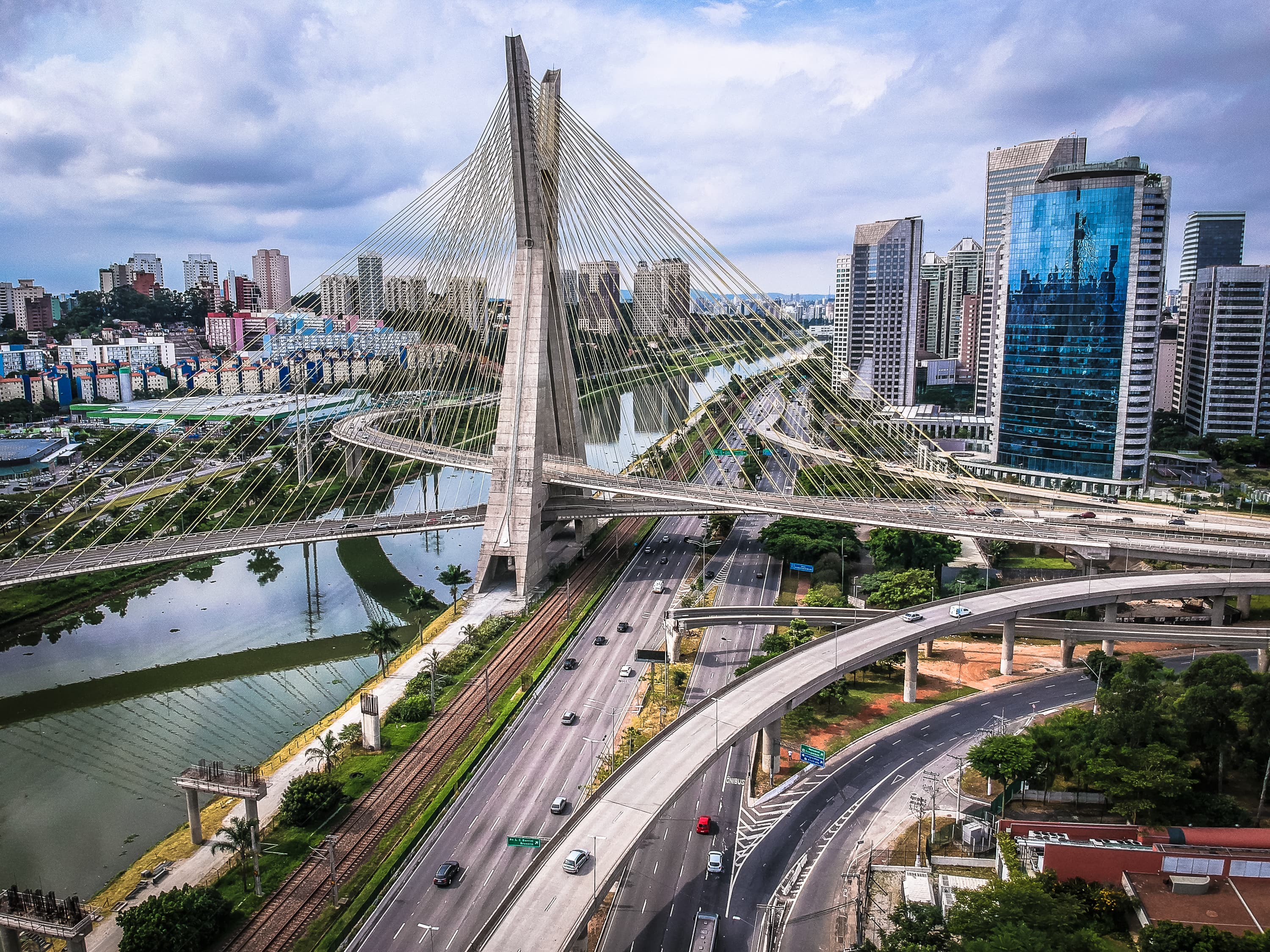 Ponte Estaiada e região empresarial de São Paulo